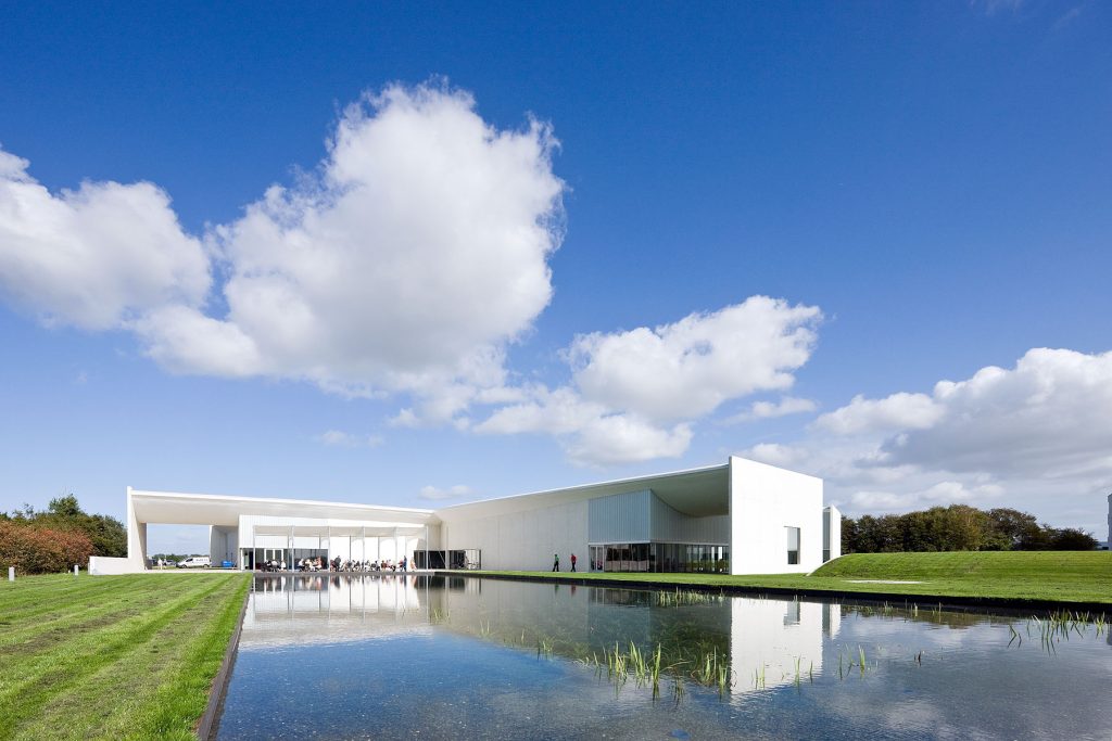 Et billede af Heart museum på en sommer dag. Foto taget af Iwan Baan