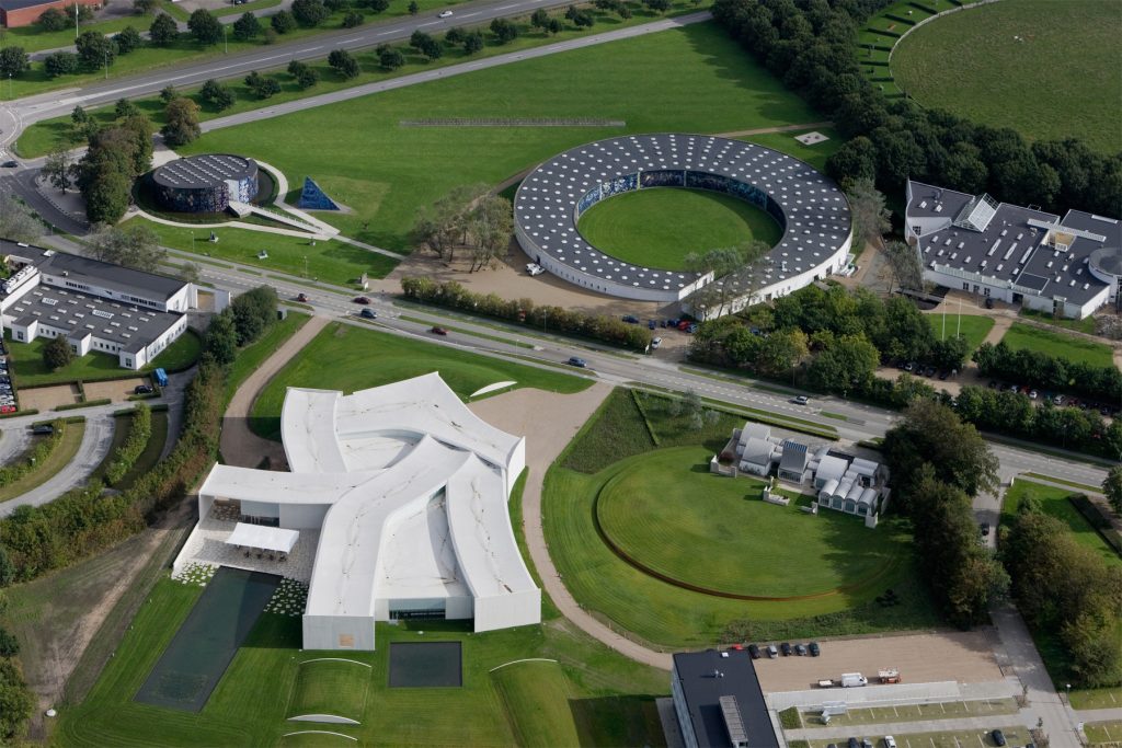 Dronefoto af Birk. Her kan specielt Heart musem, Angligården og CPHEA museum ses