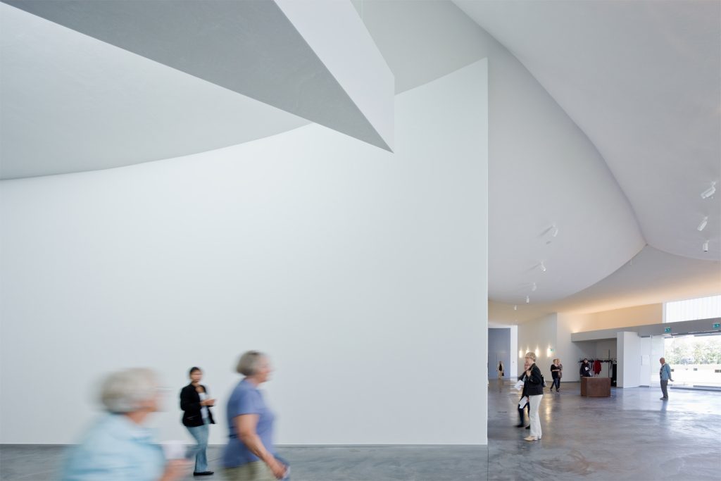 Billede af Foyeen på museet med besøgende i baggrunden. Foto af Iwan Baan