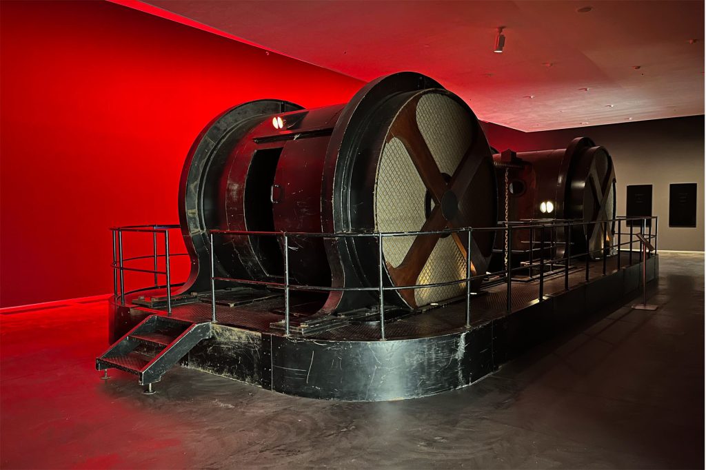 Billede af kunstværket The Gate i udstillingen Ulvetime af Ingvar Cronhammar.